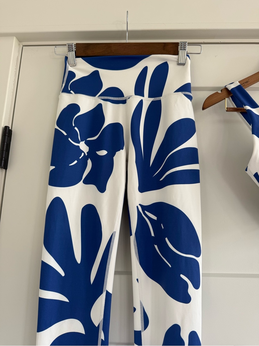 Wilo The Label 2-Piece Activewear Set - XS Blue White Floral - Picture 3 of 14